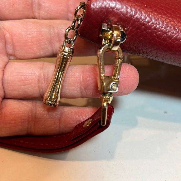 Kattee Wristlet, wallet, phone carrier in red pebble leather with embossed flwr - Picture 4 of 14